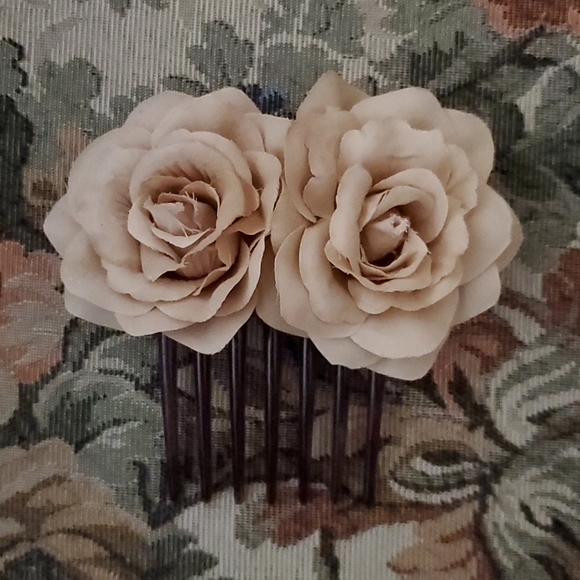unknown Accessories - NWOT Brown Hair Comb with Beige/Brown Flowers